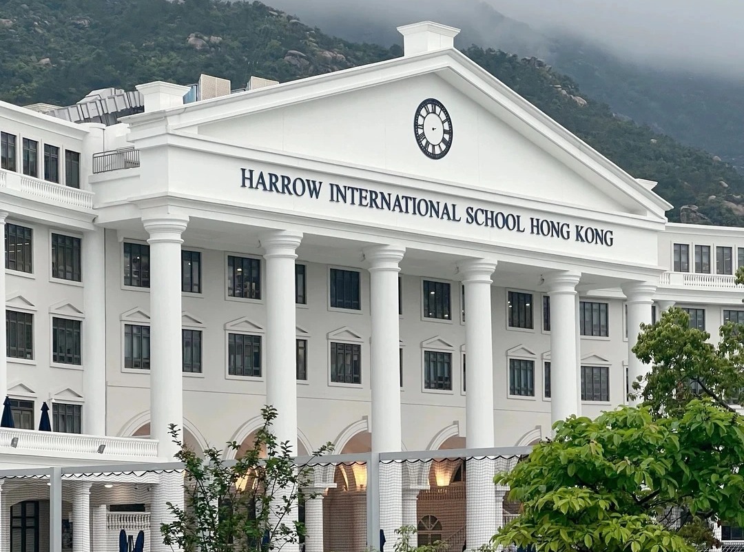 Campus wayfinding signage and educational navigation system